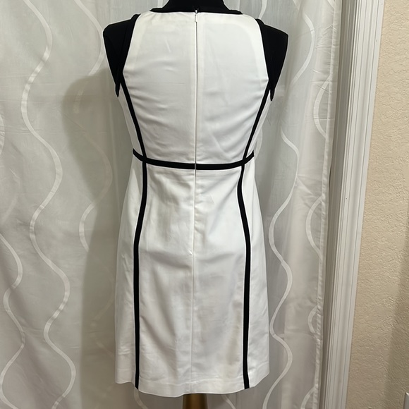 Michael Kors, White With Black Trim, Sleeveless Dress, Size 6 - Picture 5 of 8